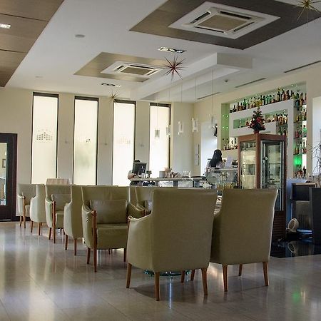 City Hotel 波德戈里察 外观 照片