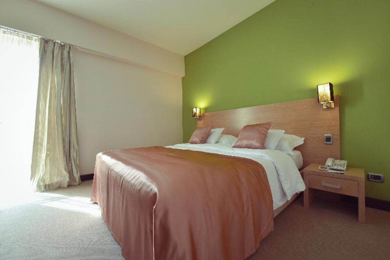 City Hotel 波德戈里察 外观 照片
