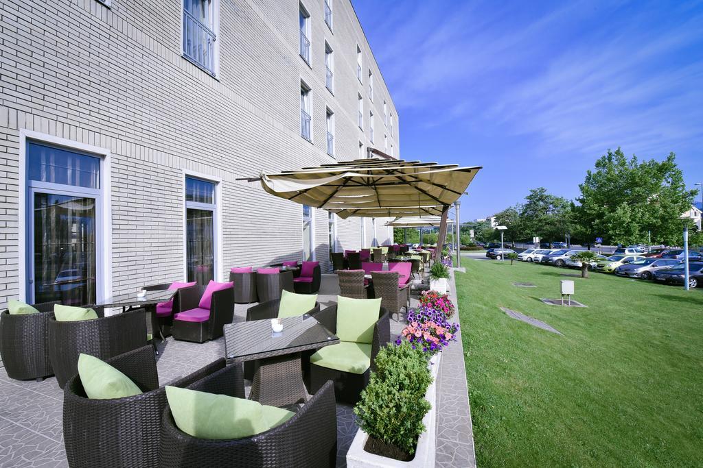 City Hotel 波德戈里察 外观 照片