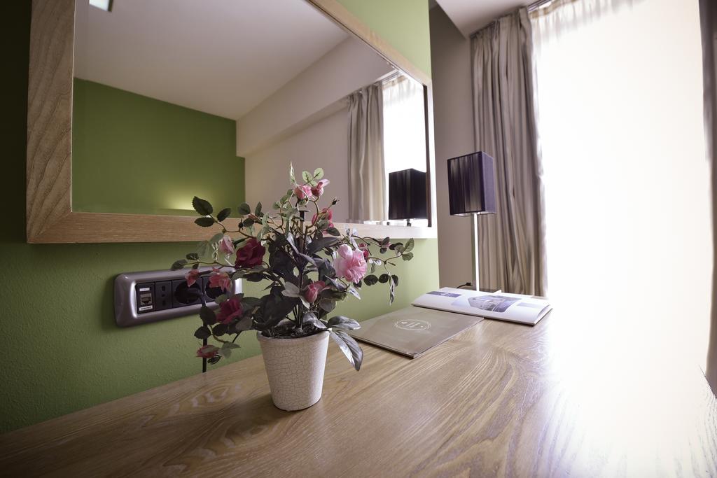 City Hotel 波德戈里察 客房 照片