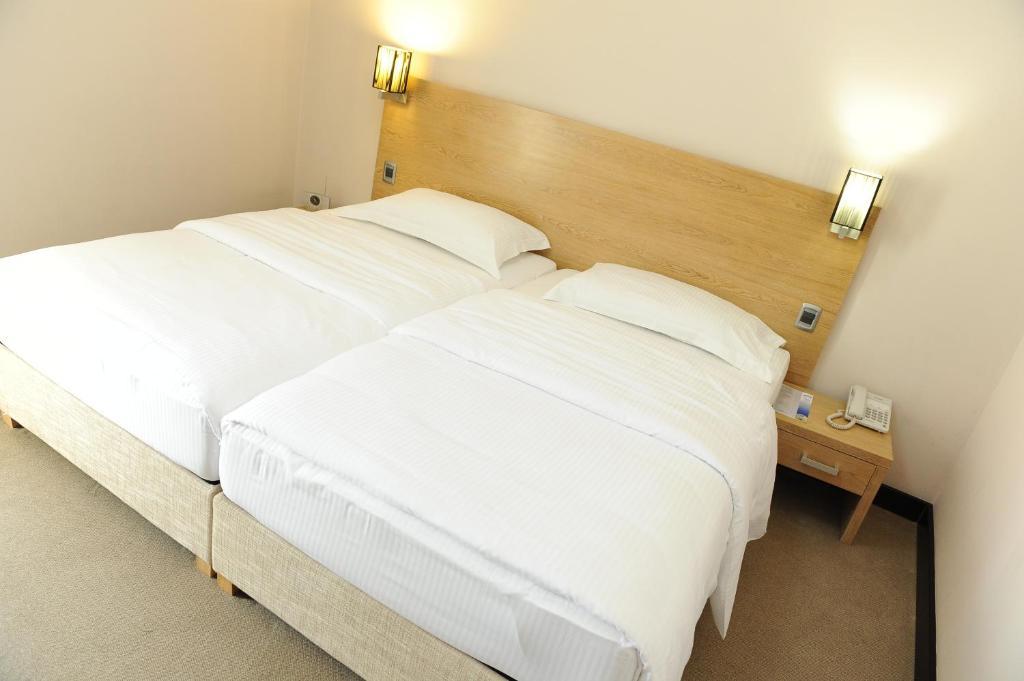 City Hotel 波德戈里察 客房 照片