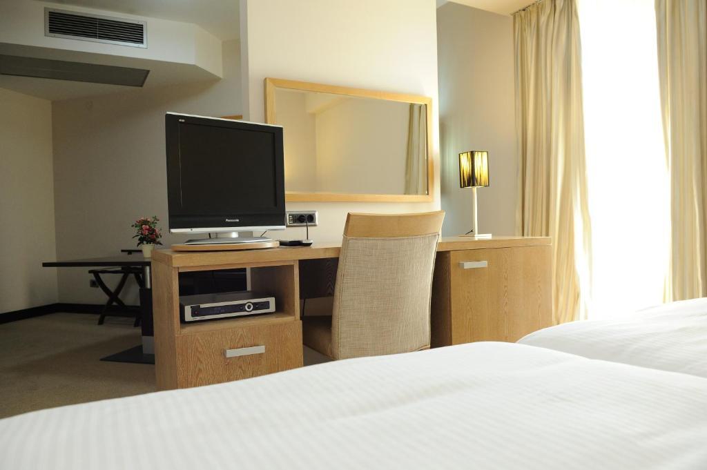 City Hotel 波德戈里察 客房 照片