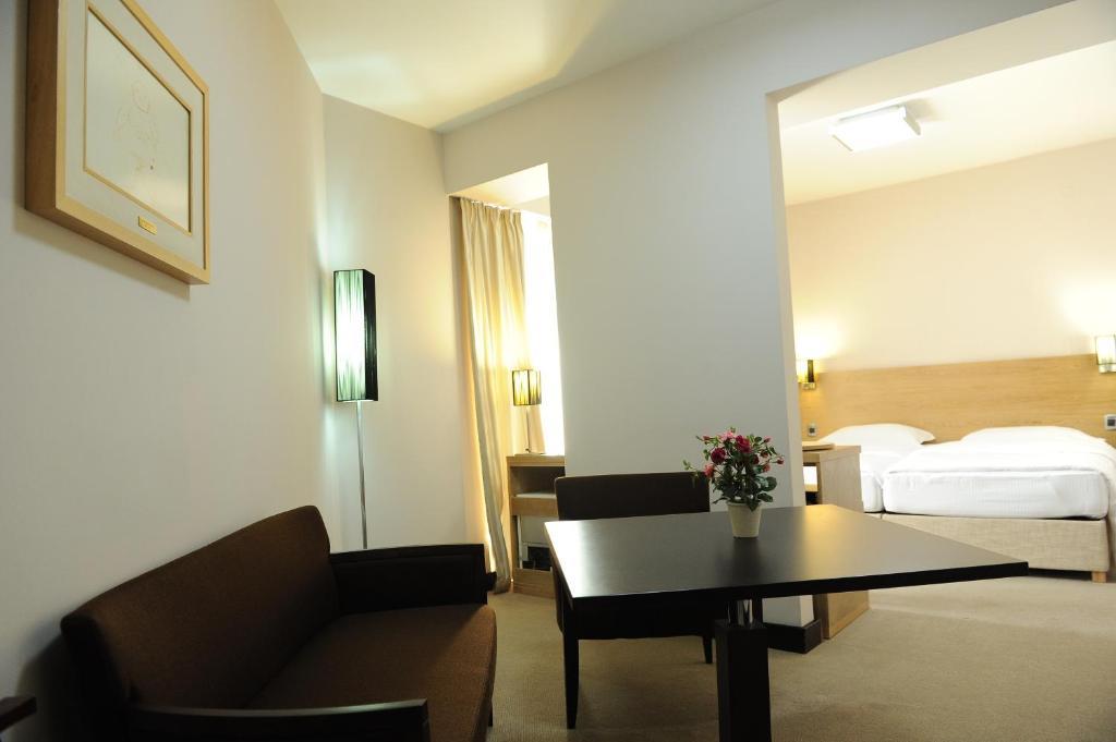 City Hotel 波德戈里察 客房 照片