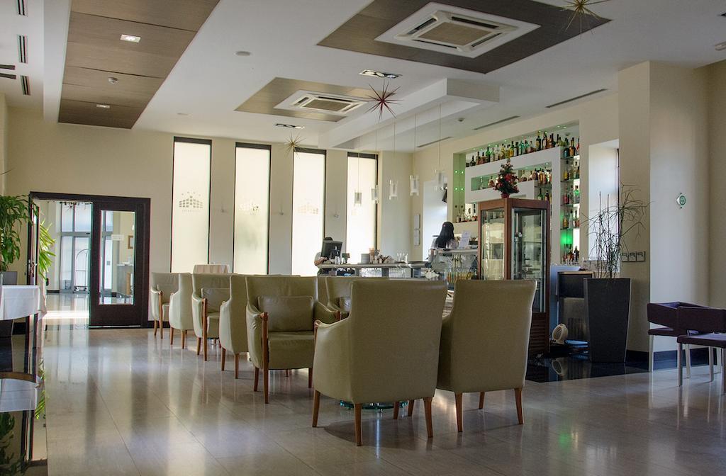 City Hotel 波德戈里察 外观 照片