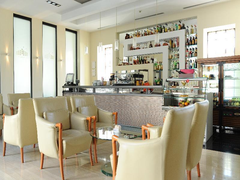 City Hotel 波德戈里察 外观 照片