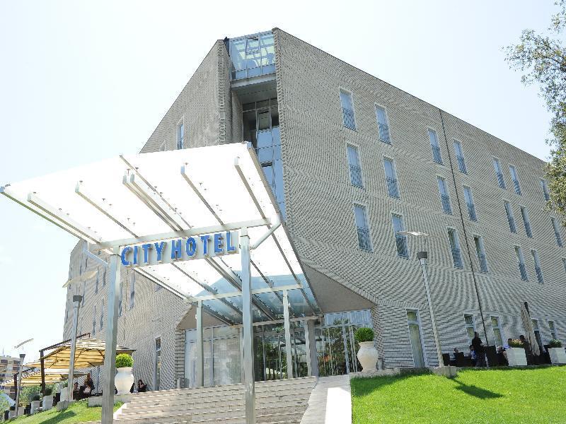 City Hotel 波德戈里察 外观 照片