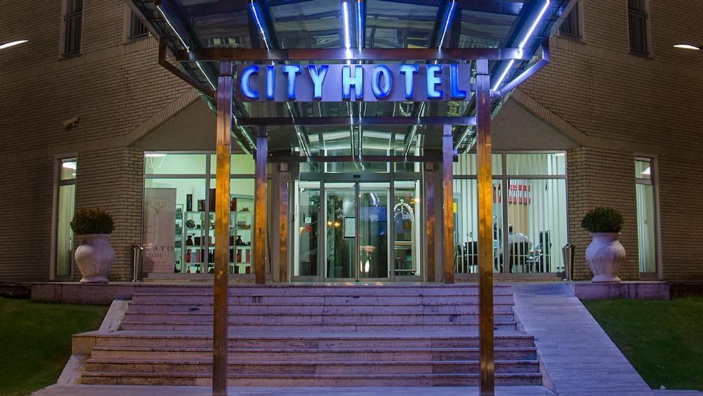 City Hotel 波德戈里察 外观 照片