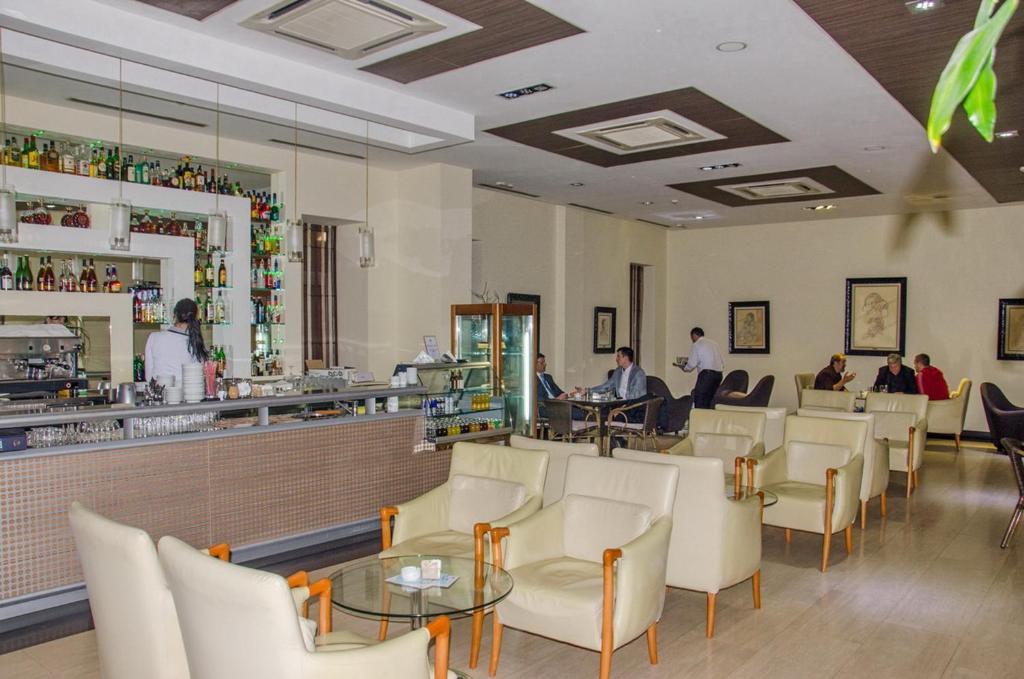 City Hotel 波德戈里察 外观 照片