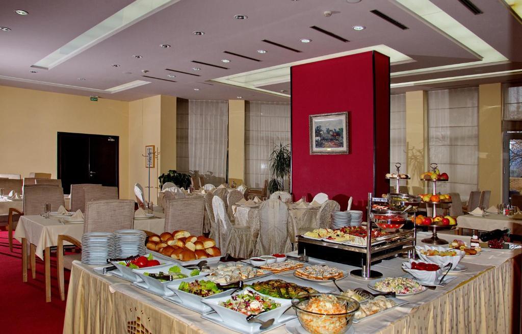 City Hotel 波德戈里察 外观 照片